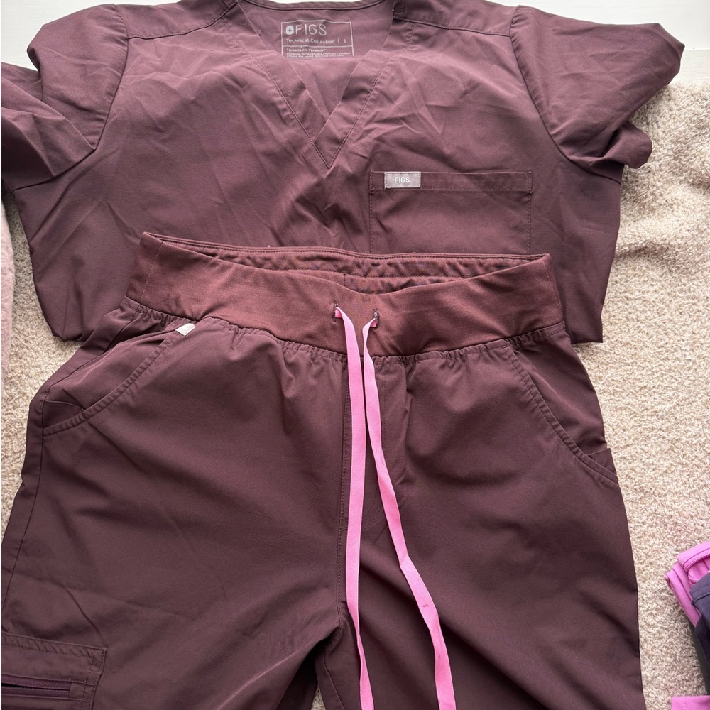 Figs Dark Brown Scrub Set with Pink Drawstring